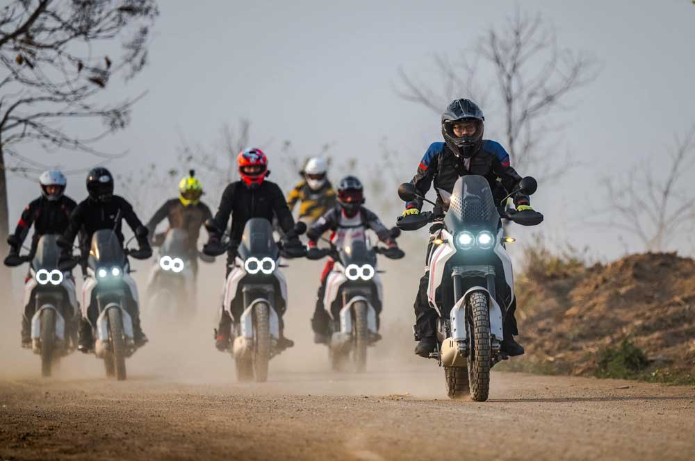 Rally là gì? Đi tour Rally chuẩn bị gì? Trang bị Rally Moto LS2 Biker