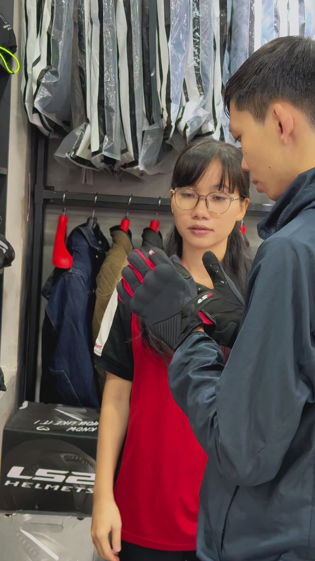 Tải video: Găng tay LS2 Atom